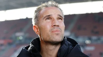 مستقبل روبن فان بيرسي مع فينورد بعد تعرضه لصيحات قاسية من الجماهير